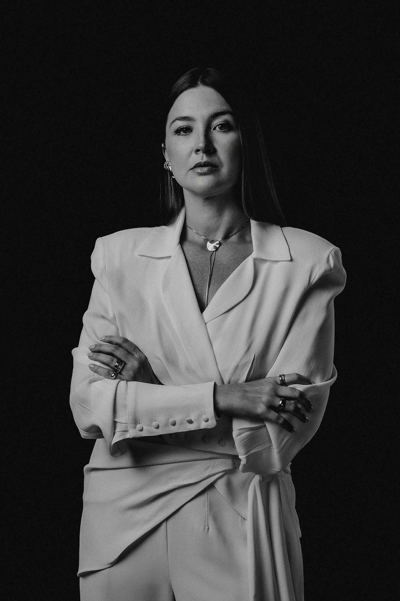 Advogada em pose editorial, retrato em preto e branco